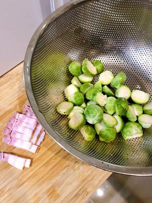 适合闺蜜聚会的小菜：黄油风味培根炒孢子甘蓝