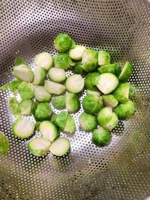 适合闺蜜聚会的小菜：黄油风味培根炒孢子甘蓝