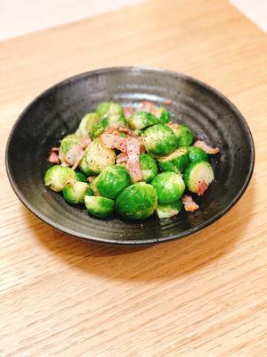 适合闺蜜聚会的小菜：黄油风味培根炒孢子甘蓝