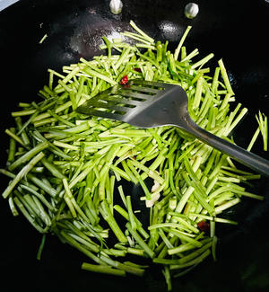一口一个春天：芦蒿腊肉