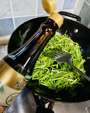 一口一个春天：芦蒿腊肉