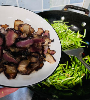 一口一个春天：芦蒿腊肉