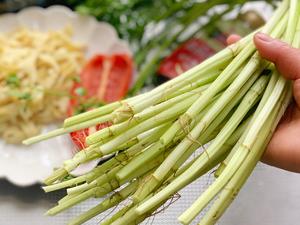 清热润肺一道春天美味-素炒水芹菜