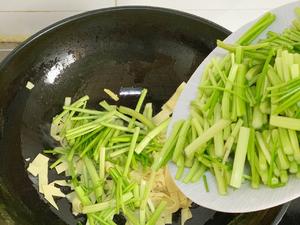 清热润肺一道春天美味-素炒水芹菜