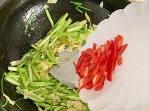清热润肺一道春天美味-素炒水芹菜
