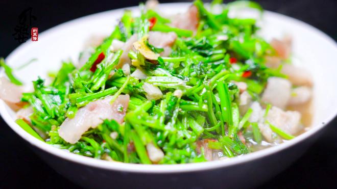 【水芹菜炒肉】自然生长的美食
