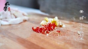 【水芹菜炒肉】自然生长的美食