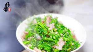 【水芹菜炒肉】自然生长的美食
