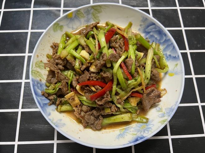 简单又美味的水芹菜炒牛肉