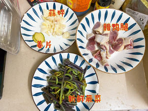 超下饭的蕨菜炒腊鸭腿