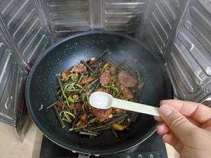 超下饭的蕨菜炒腊鸭腿