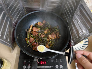 超下饭的蕨菜炒腊鸭腿