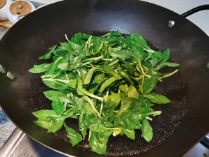 春天的美味：清爽好吃的凉拌马兰头茶干
