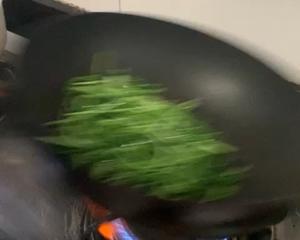 厨房新手入门级：清炒马兰头（超级快手菜）