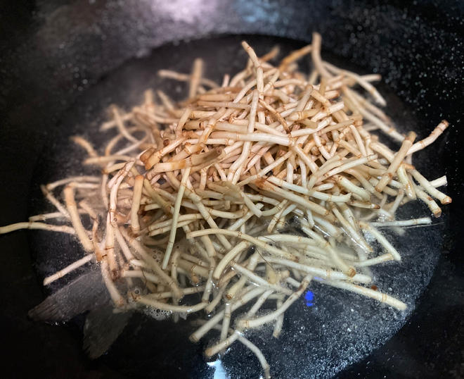 喉咙痛奇效：鱼腥草煲鲫鱼
