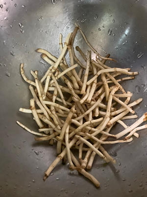喉咙痛奇效：鱼腥草煲鲫鱼