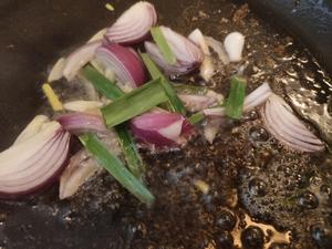 熊熊白白-青蒜回锅猪肚条