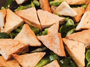 熊熊白白-青蒜蚝油豆腐