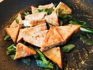 熊熊白白-青蒜蚝油豆腐