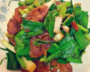 炒下饭的蒜苗炒腊肠（四川香辣腊肠）