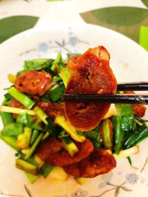 炒下饭的蒜苗炒腊肠（四川香辣腊肠）