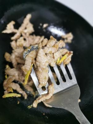 蒜苗炝炒嫩肉片（零基础炒好一道超爱的下饭菜）