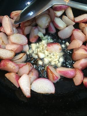 青蒜烧小萝卜，春天的应季菜