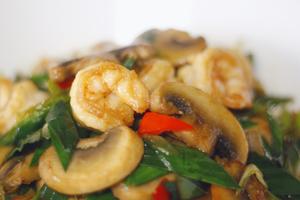 口蘑青蒜炒虾仁，香气混搭更加分