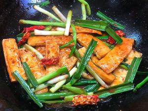 “蒜苗葱烧豆腐”下饭到离谱！配菜都好吃的不得了！