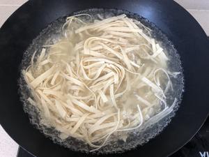 超级简单好吃的凉拌豆皮黄瓜苦菊清爽好吃一盘吃不够