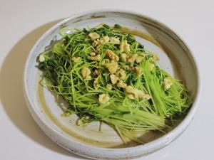 脆爽凉拌豌豆苗?‖今日食春?（佐日式碎鸡饭）