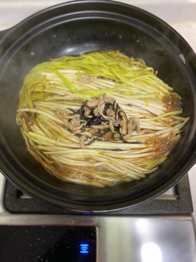 简单又好吃的砂锅焗韭黄