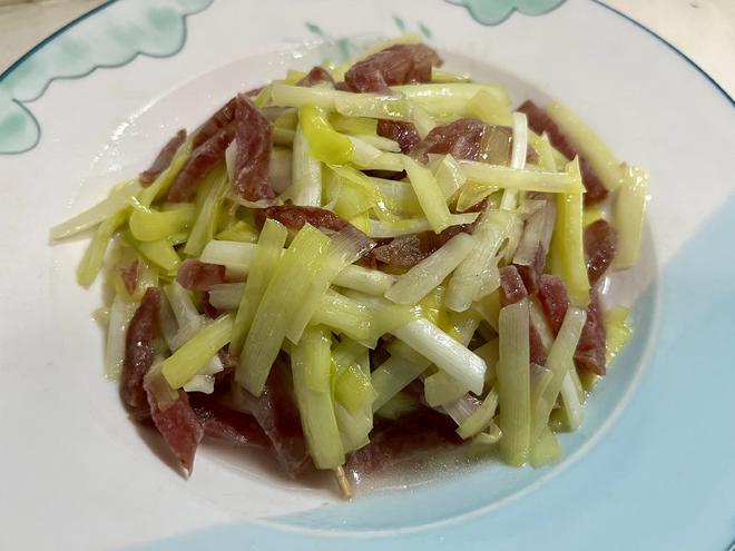5分钟就能搞定的超级快手下饭菜——韭黄炒香肠