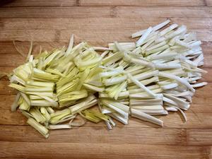 5分钟就能搞定的超级快手下饭菜——韭黄炒香肠