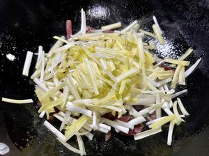 5分钟就能搞定的超级快手下饭菜——韭黄炒香肠
