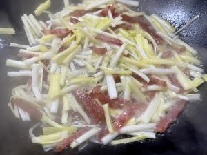 5分钟就能搞定的超级快手下饭菜——韭黄炒香肠