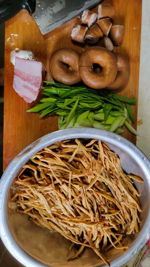黄花菜套肠煲