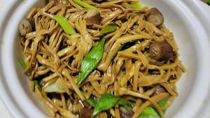 黄花菜套肠煲