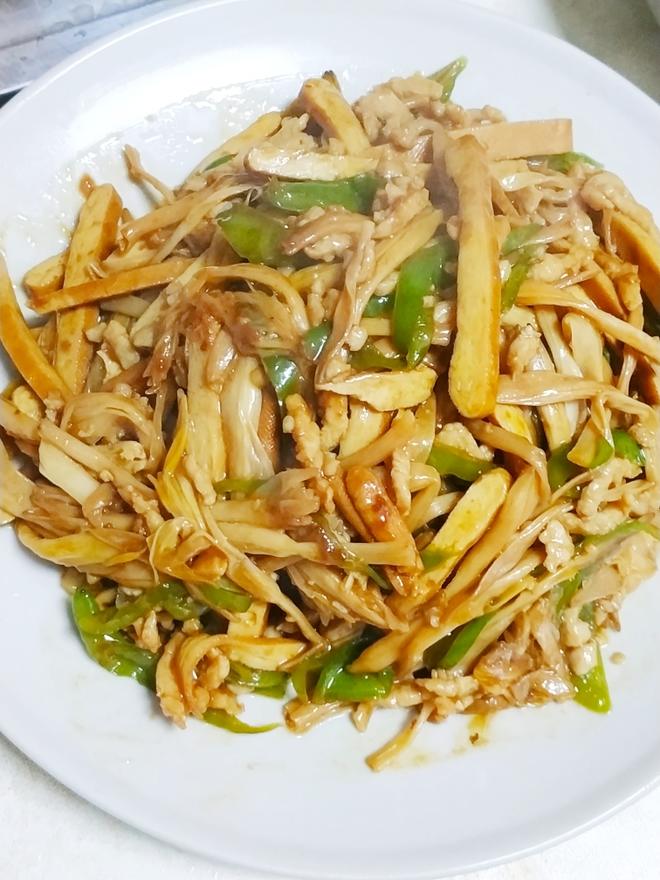 炒黄花菜——徽菜中的精品，也是徽州盖浇面的浇头。