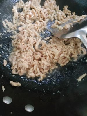 炒黄花菜——徽菜中的精品，也是徽州盖浇面的浇头。