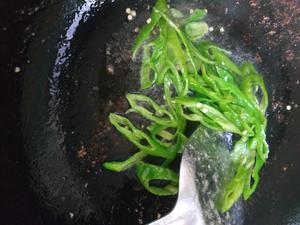 炒黄花菜——徽菜中的精品，也是徽州盖浇面的浇头。