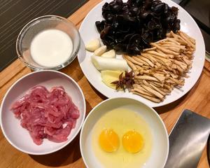 木耳鸡蛋黄花菜打卤面