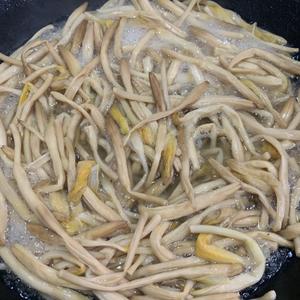 黄花菜焖五花肉