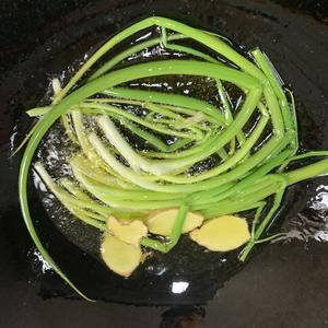 黄花菜焖五花肉