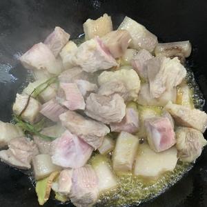 黄花菜焖五花肉