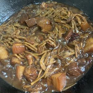 黄花菜焖五花肉