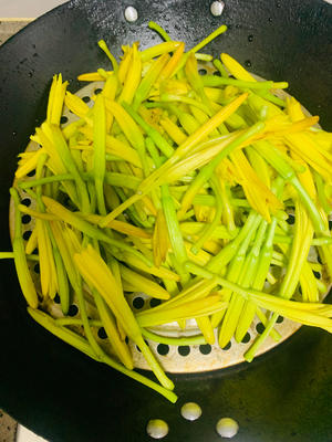 鲜炒黄花菜，太好吃了吧
