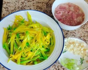 鲜黄花菜炒肉