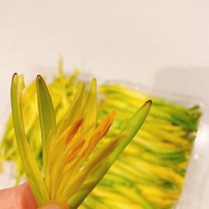鲜黄花菜炒鸡蛋（秋水仙碱必须处理干净）