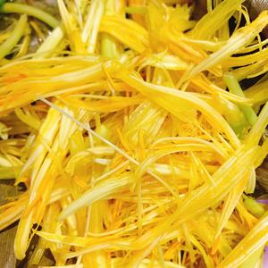 鲜黄花菜炒鸡蛋（秋水仙碱必须处理干净）